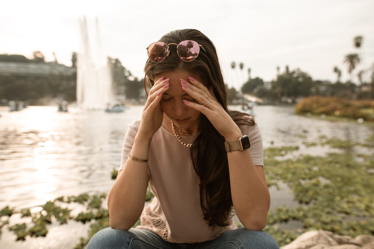 Mujer con dolor de cabeza