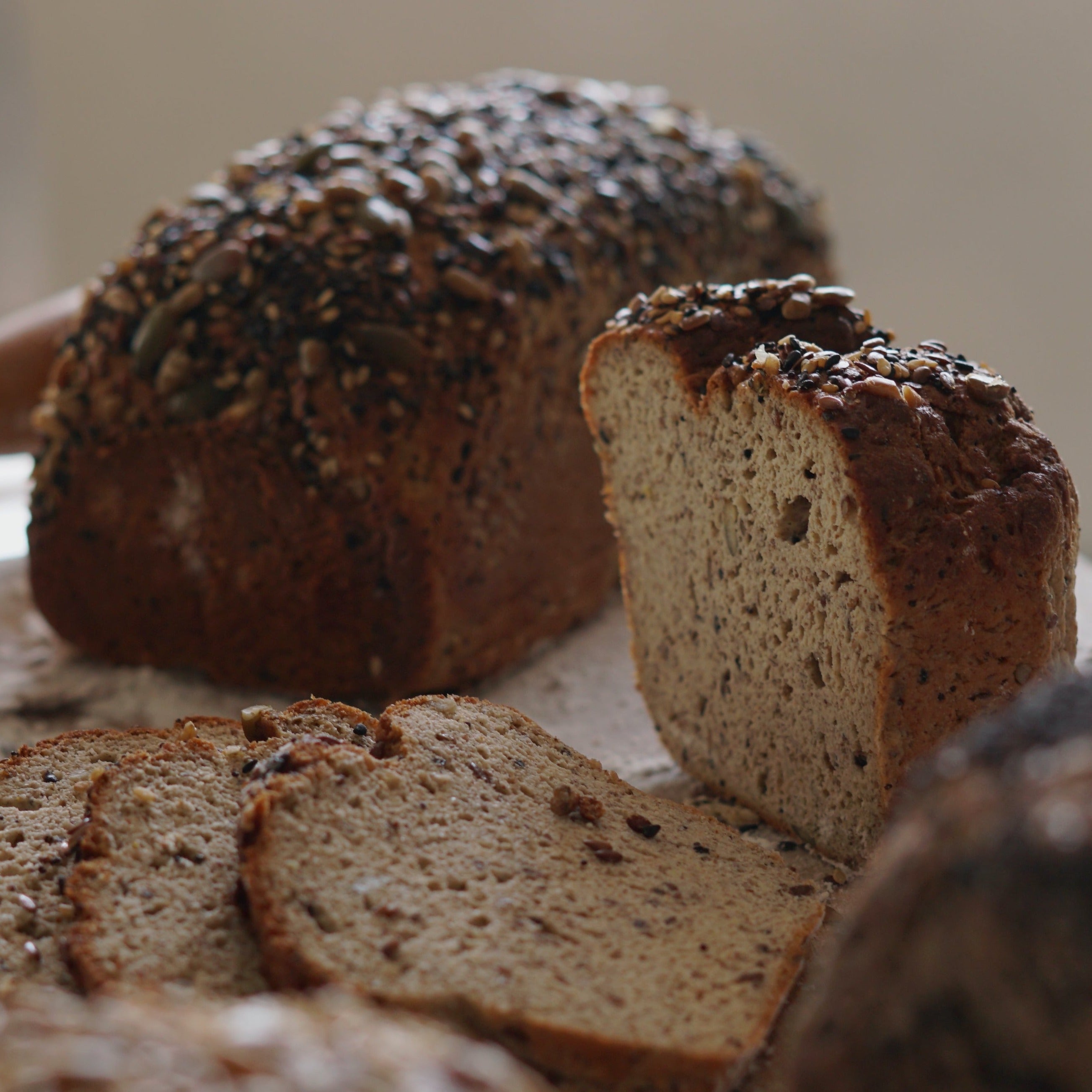 Panes de semillas sin gluten altos en proteínas