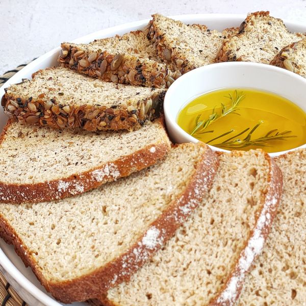 Plato de pan de semillas sin gluten bajo en carbos