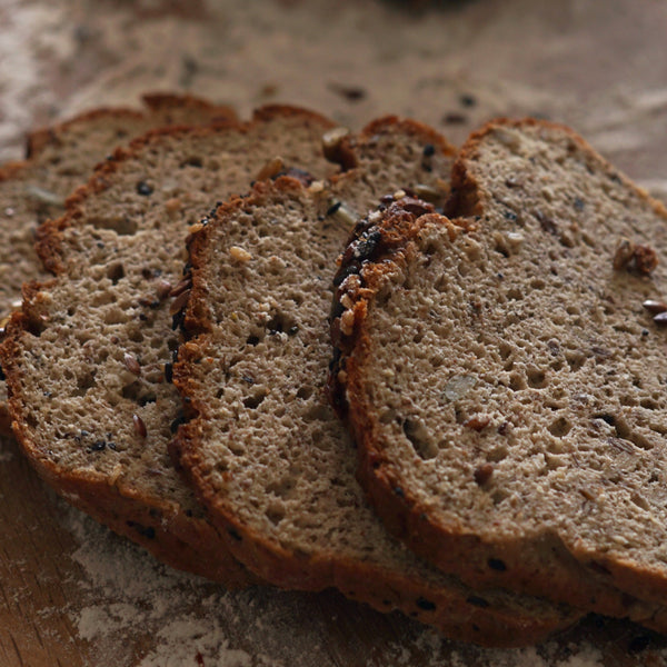 Pan de semillas sin gluten y bajo en carbohidratos en hogazas precortadas