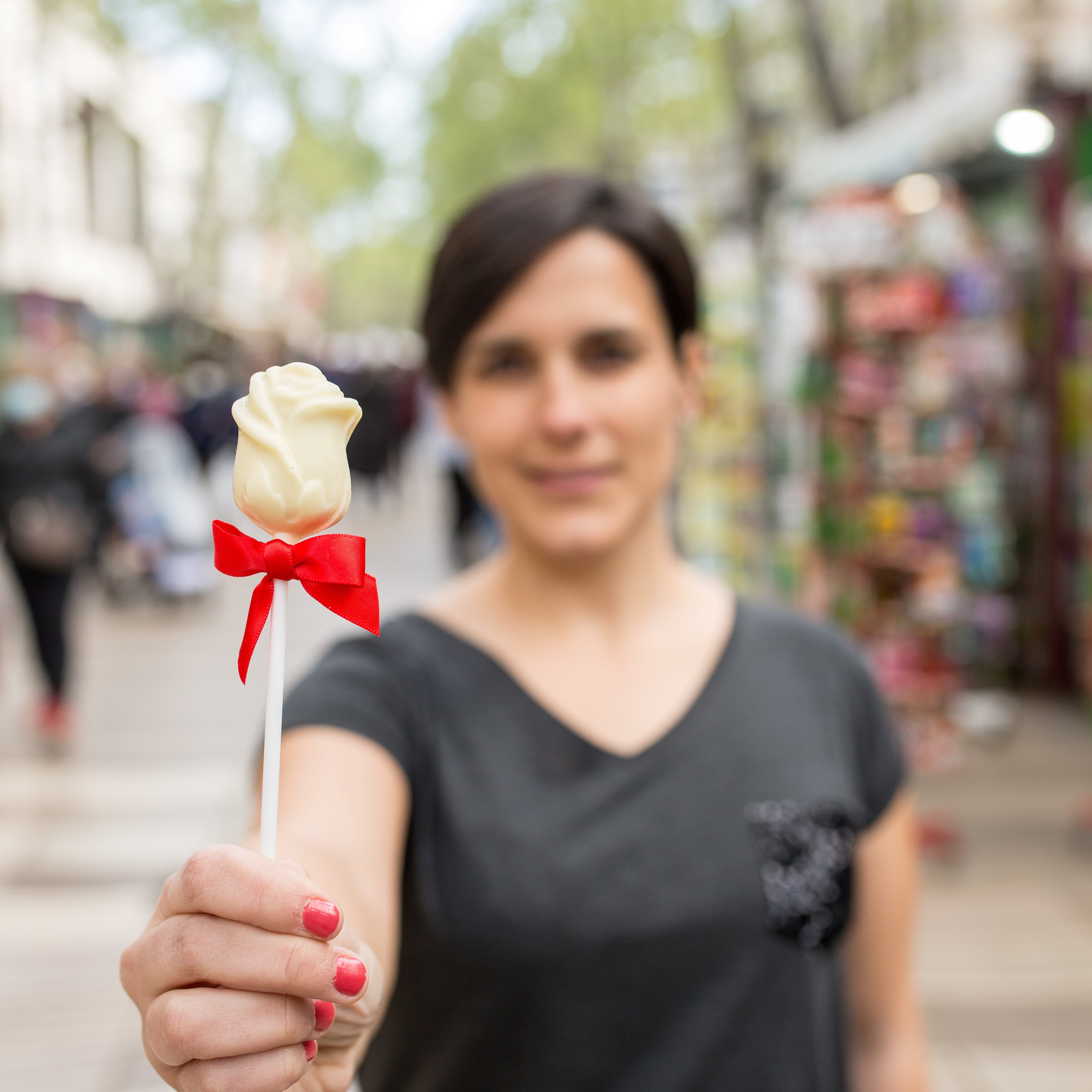 Rosa de Sant Jordi_rosa de chocolate blanco_sin azúcar añadido_Ramblas de Barcelona